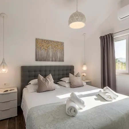 Проживання в сім'ї Hvar De Luxe 1 Хвар